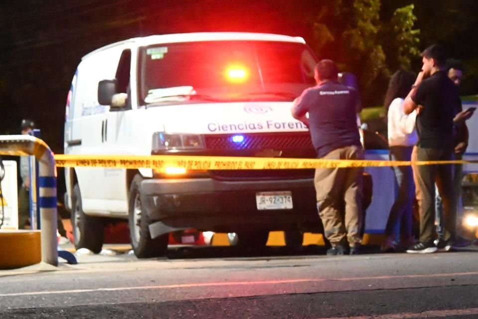 Defender a su pareja le costó la vida a un joven de 20 años. Su cadáver quedó tirado en la rampa de entrada de la gasolinera donde la mujer trabaja, en la Colonia López Portillo.