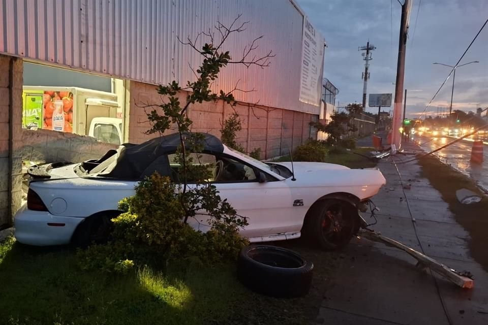 En la Avenida Juan Gil Preciado, cerca de la Calle De las Calandrias, Policías viales hallaron un Ford Mustang blanco abandonado.