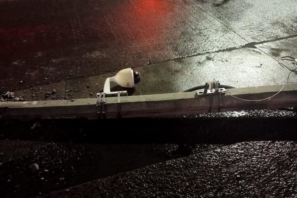 Una camioneta Mazda se impactó en Avenida López Mateos Sur, cerca de Allende.