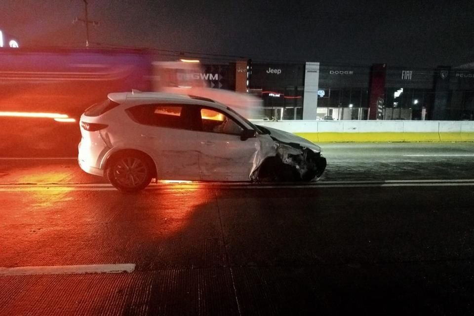 Una camioneta Mazda se impactó en Avenida López Mateos Sur, cerca de Allende.