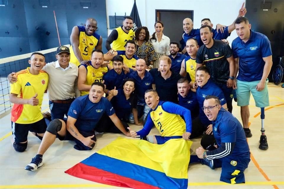 Los duques de Sussex con el equipo de Colombia de los Juegos Invictus.