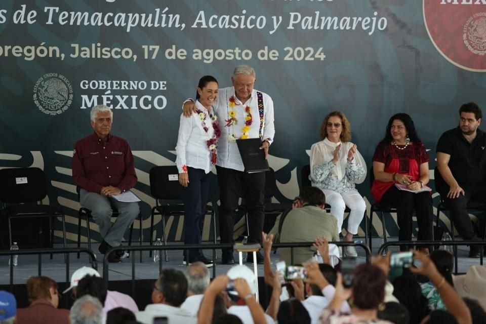 El Presidente Andrés Manuel López Obrador y la Presidenta electa Claudia Sheinbaum, recibieron los títulos de propiedad, durante la ceremonia de entrega de obra de la Presa El Zapotillo.