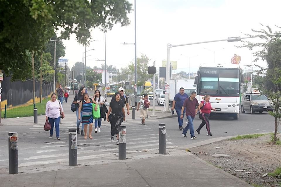 Los transeúntes se enfrentan a vehículos que dan vueltas continuas sin precaución.