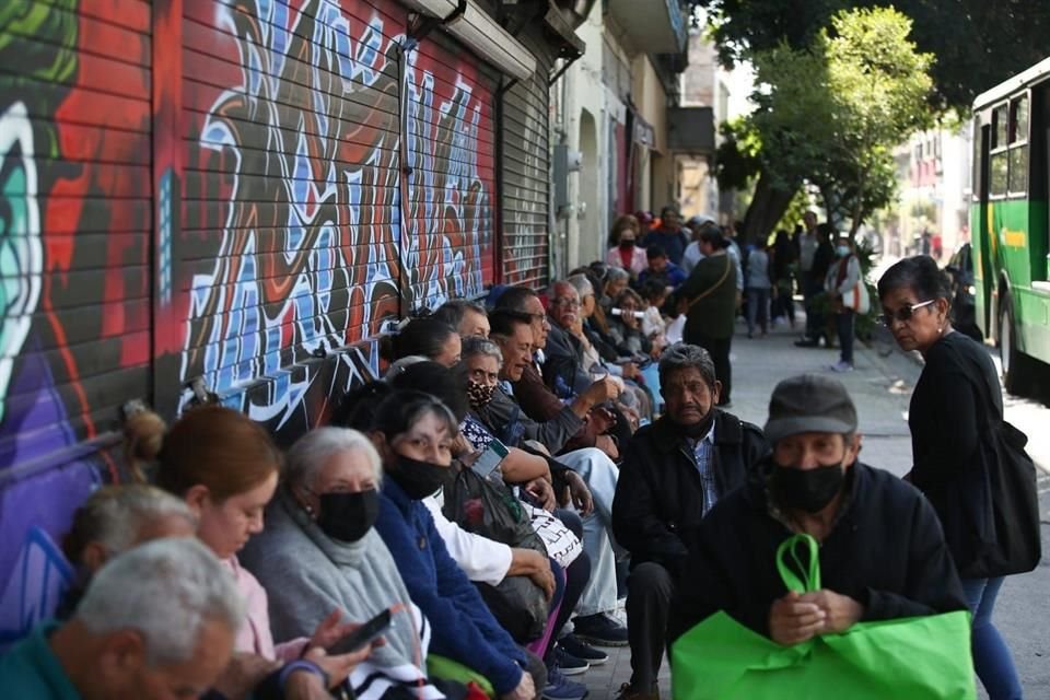 Las personas deberán presentar una identificación oficial vigente, su acta de nacimiento, CURP, comprobante de domicilio y un teléfono de contacto.