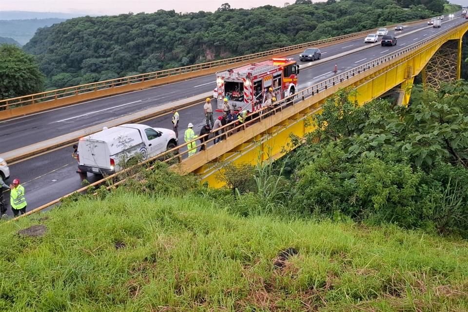 Un cuerpo fue hallado bajo el puente Fernando Espinosa, en Carretera México-GDL, cerca de la camioneta del sacerdote desaparecido Isaías Ramírez González.