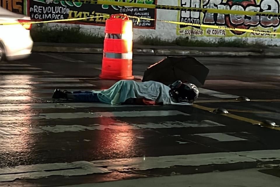 Un motociclista murió tras sufrir un accidente en Periférico Norte; después de tres horas del fatal accidente el cuerpo permanecía tirado.