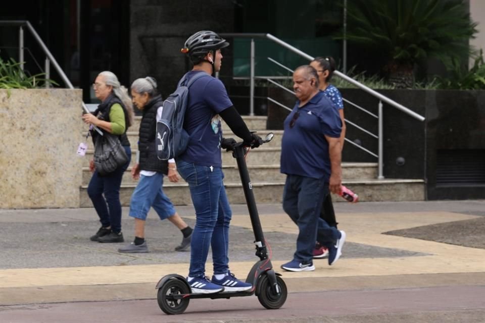 70 km/h velocidad que alcanza un scooter de 2400 watts.