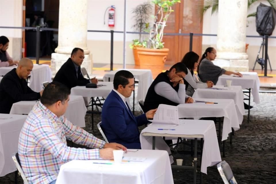 Aspirantes a Magistratura realizan examen en el patio del Congreso del Estado.