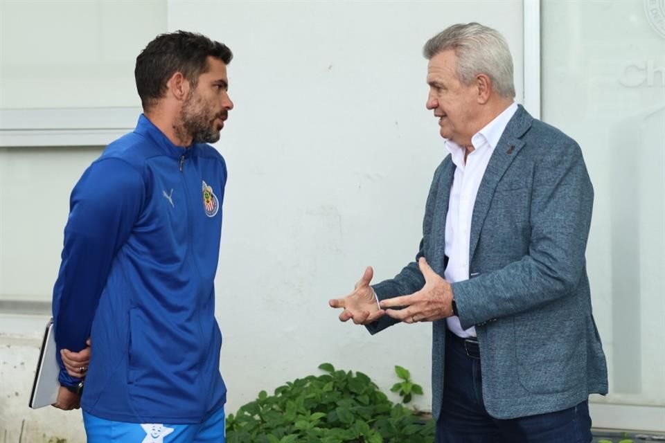 También dialogó con Fernando Gago, entrenador de Chivas.