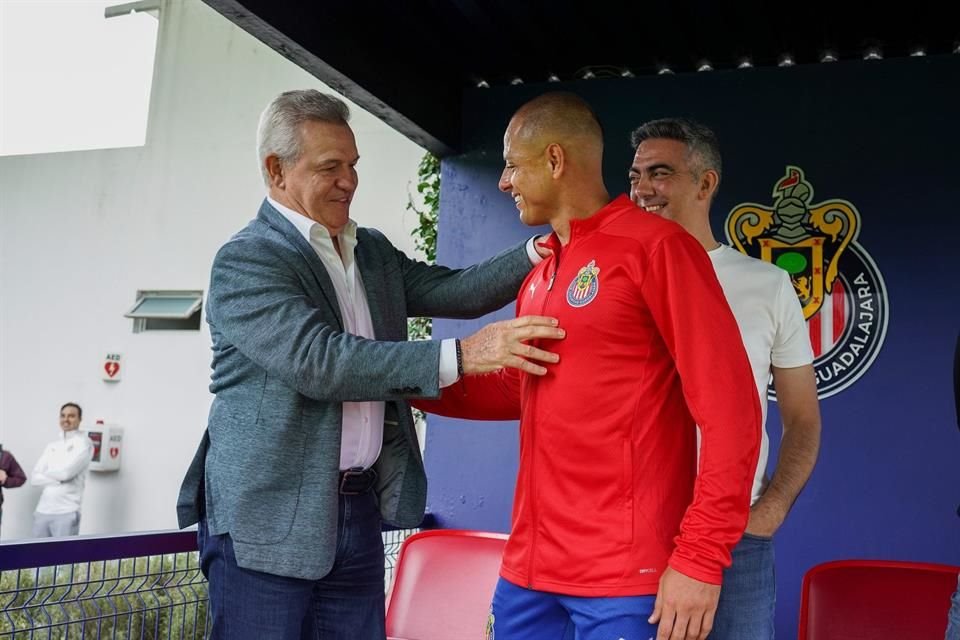 Javier Aguirre visitó a las Chivas en Verde Valle, en donde se reencontró con 'Chicharito' Hernández.