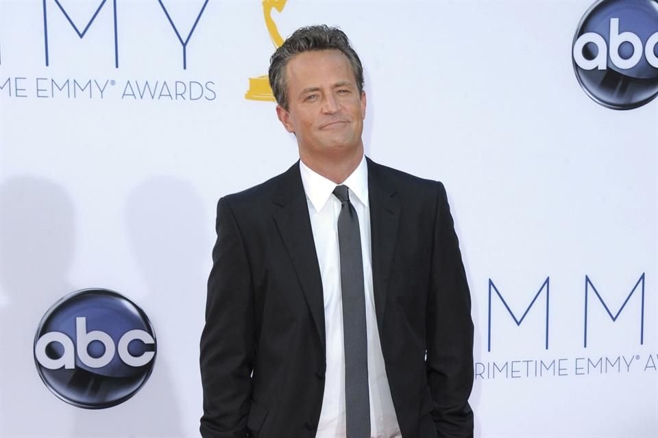 El asistente Kenneth Iwamasa encontró a Matthew Perry inconsciente en al menos dos ocasiones antes de su muerte por efectos de la ketamina.