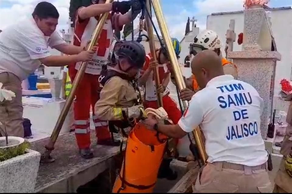 Un hombre cayó a una cripta del panteón del Centro de Zapopan, a una profundidad de cinco metros, y sufrió lesiones regulares.