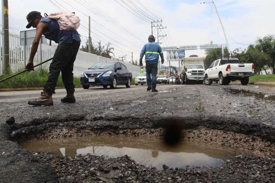 El Ayuntamiento comenzó a tapar los baches de esta vía.