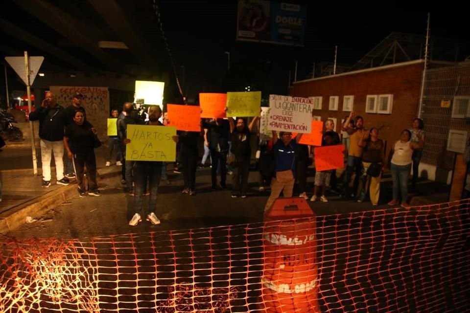 En protesta por el mal estado de la Avenida Adolf B. Horn, vecinos bloquearon temporalmente la circulación en el cruce con Periférico Sur.