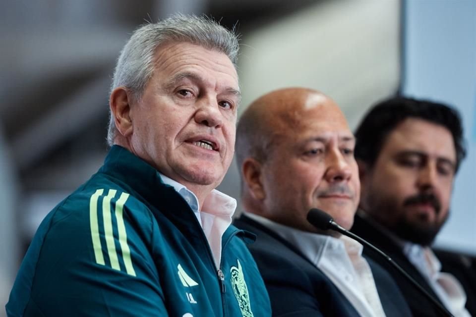 Javier Aguirre, Enrique Alfaro y Amaury Vergara durante la rueda de prensa en la que se dio a conocer el regreso de la Selección Mexicana a Guadalajara.