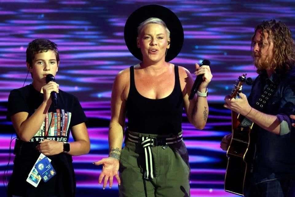 Pink se unió a su hija Willow Sage, de 12 años, en una interpretación que sacudió a la audiencia.