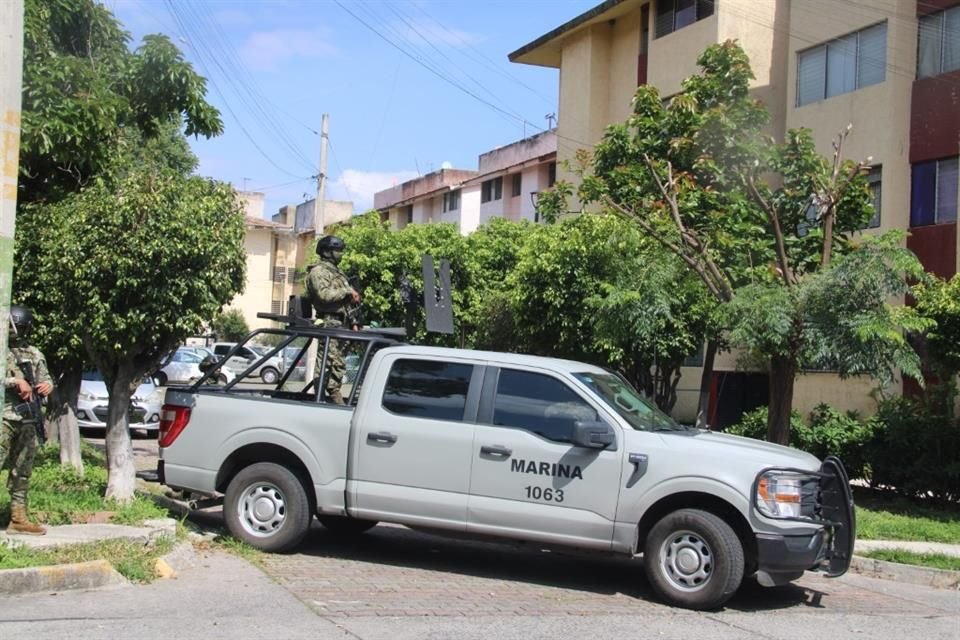 Al menos 10 patrullas y 40 miembros de la Marina y de la Sedena resguardan una torre de departamentos en la Colonia Huentitán el Bajo.