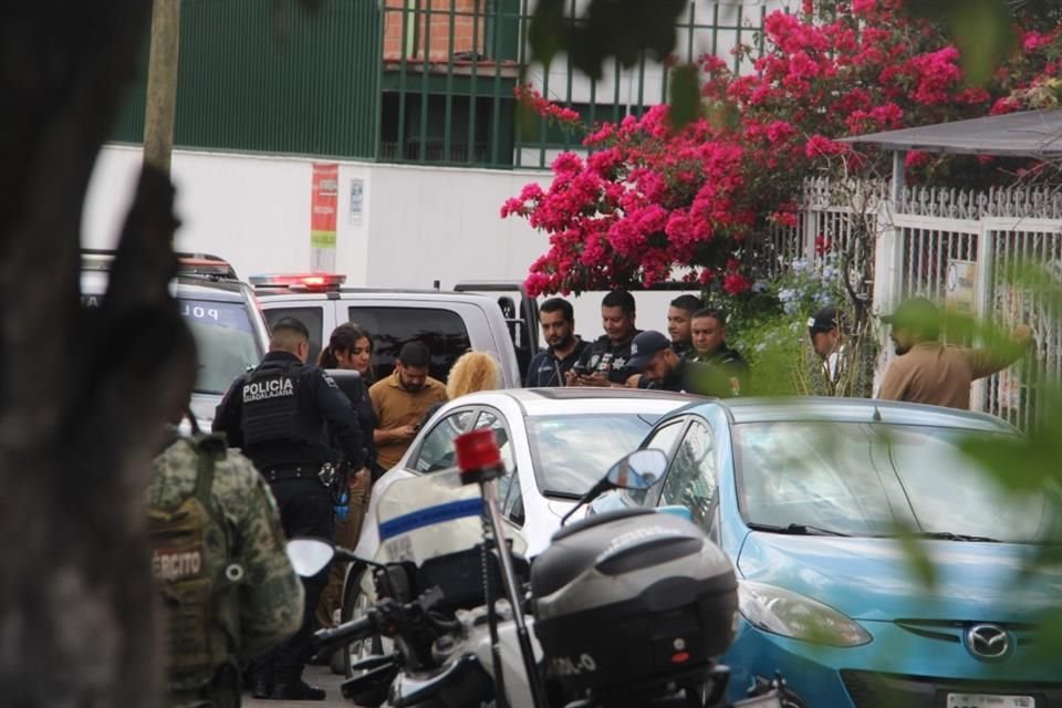 El carrito de plástico, verde con negro, fue estacionado afuera de una casa y el hombre en él fue tapado con una cobija.