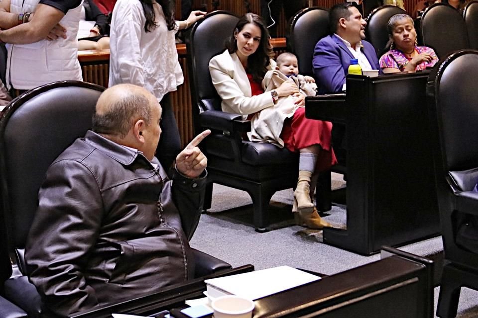 Laura Haro (sentada) enfatizó que el poder no puede ser contrapeso de sí mismo.