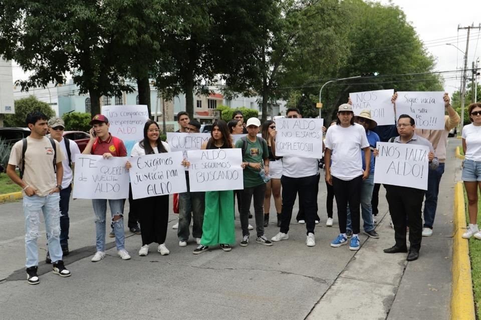 Se manifestaron en Casa Jalisco para pedir ayuda del Gobierno Estatal en la investigación.