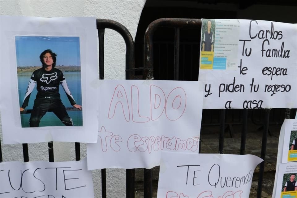 No solo lo hacen por Aldo, claman por varios desaparecidos afuera de Casa Jalisco.