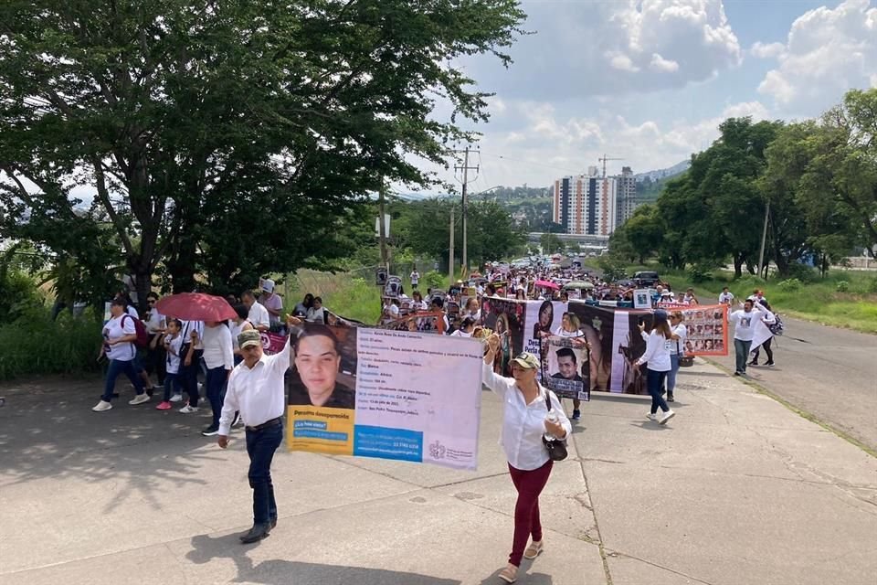 Familiares de personas desaparecidas de diversos colectivos se unieron para la caminata rumbo a la misa en el Santuario Mártires de Cristo Rey.