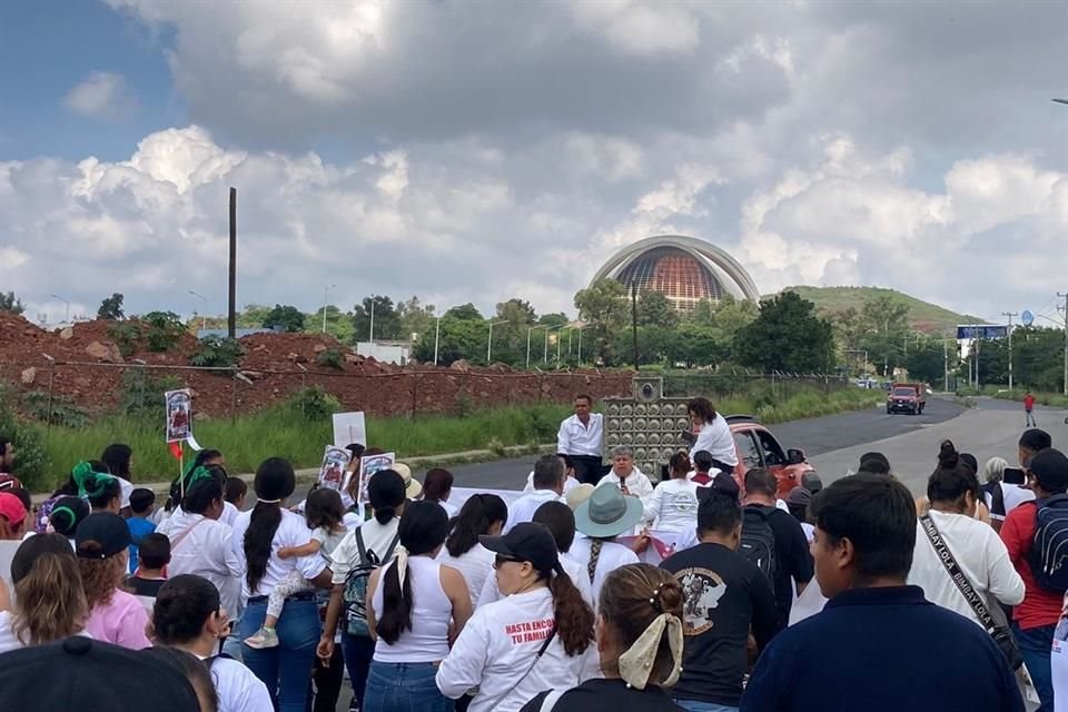 Colectivos se reunieron desde las 11:00 horas afuera de la Estación Santuario Mártires de Cristo Rey del Tren Ligero.