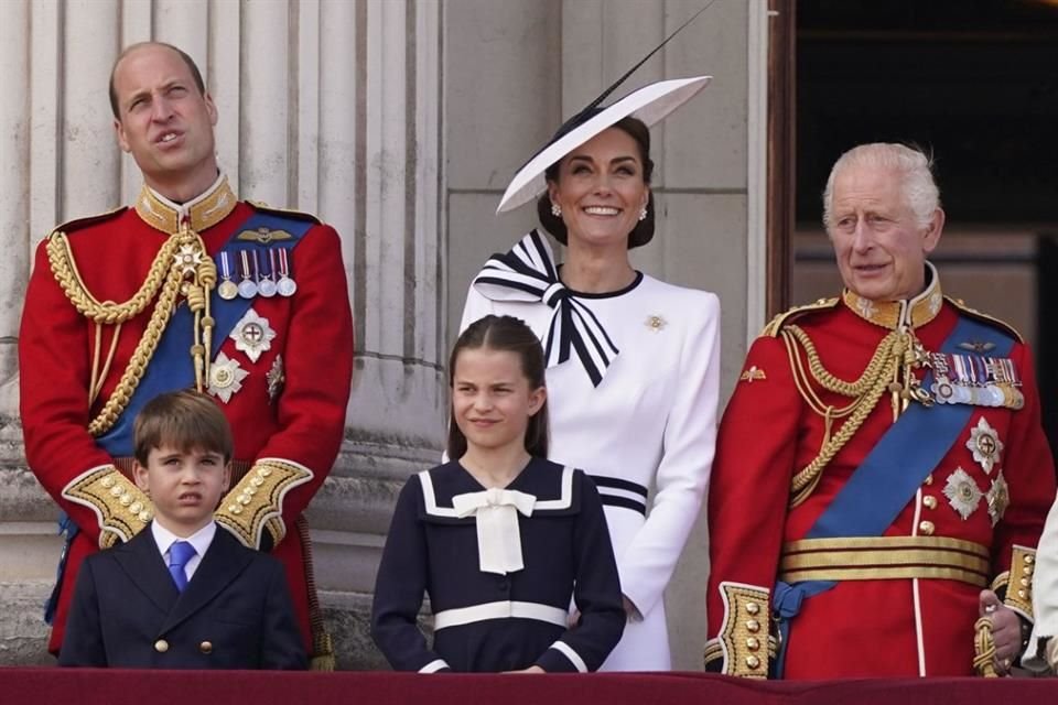 Kate Middleton asistió a un servicio religioso en la Iglesia de Crathie junto a la Familia Real en medio de sus vacaciones en Balmoral.