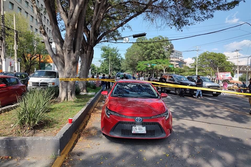 El causante quedó detenido; su coche, un Corolla rojo mostraba en la parte delantera las abolladuras que dejó el cuerpo del sujeto al golepear el cofre.