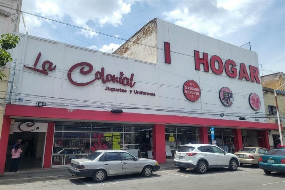 Aunque la juguetería tapatía La Colonial aún opera en su local de la Calle Colón, en el Centro de GDL, lo comparte con la tienda de artículos chinos I Hogar, que ocupa la mayor parte del piso.