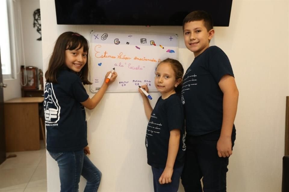 Héctor, Fátima y Pilar son hermanos y cursan la primaria.