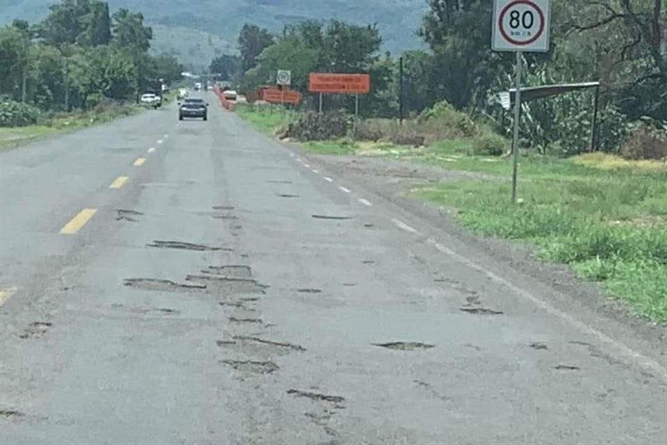 Aspecto de baches y malas condiciones de la carretera Ayotlán-Atotonilco, en Jalisco, por falta de mantenimiento del Gobierno federal.