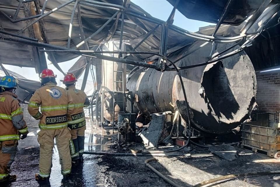 Un incendio se propagó en una bodega donde se almacenaban tanques de biodiesel en Tepatitlán; no hay lesionados.