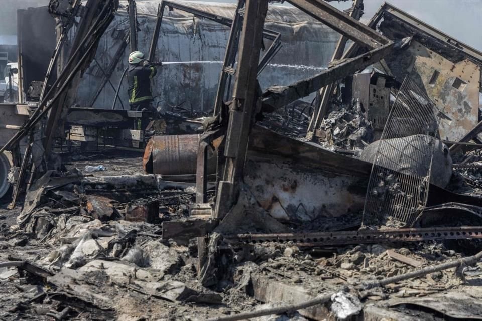 Un bombero ucraniano apaga un incendio tras un ataque en la región de Odesa, el 26 de agosto del 2024.