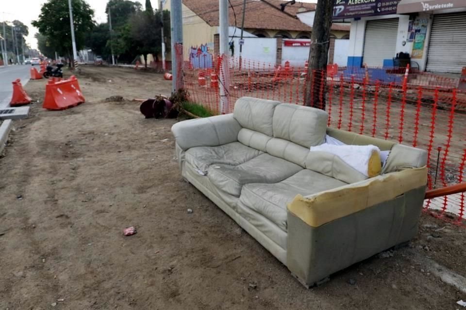 Hasta un sillón de desecho abandonaron en las obras de Avenida Santa Margarita, planeadas para terminarse el 30 de abril, pero que estarán en octubre.