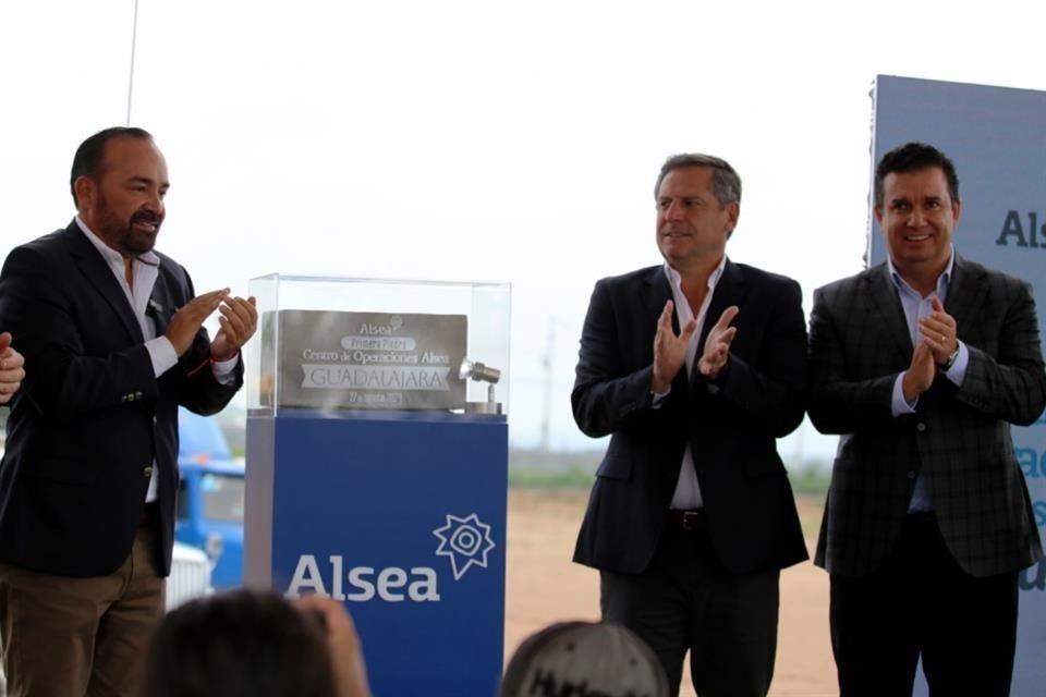 Sergio Chávez, Alcalde de Tonalá; Miguel Cavazza, Director de Cadena de Suministro y Soporte Operativo de Alsea; y Roberto Arechederra, Secretario de Desarrollo Económico.