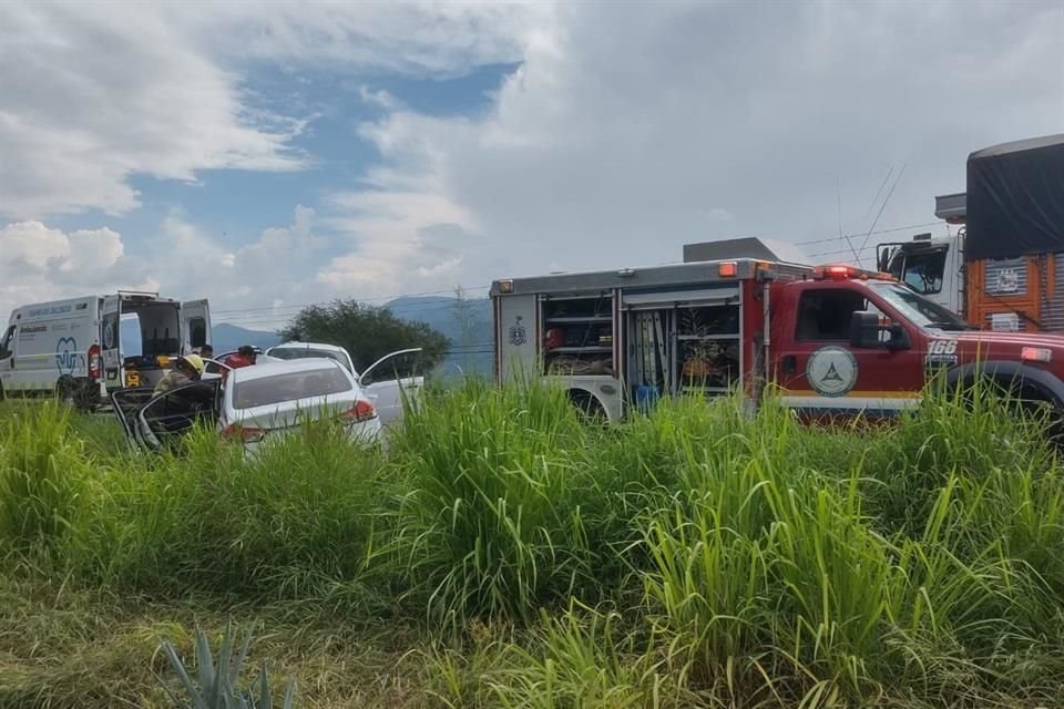Una persona fallecida y daños materiales, fue el saldo de un choque de frente entre dos vehículos que circulaban sobre la carretera estatal 401, en el Municipio de Amacueca.