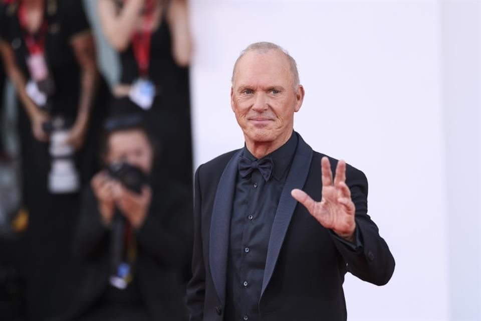 Michael Keaton siguió la línea de tonos oscuros, posando con un elegante traje en su paso por la alfombra roja.