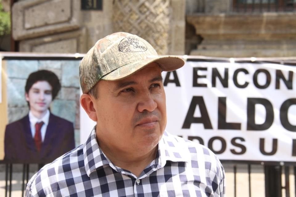 Luego de una manifestación afuera de Palacio de Gobierno, Israel González, papá del estudiante desaparecido Aldo González Sevilla, fue recibido por funcionarios del Gobierno del Estado.