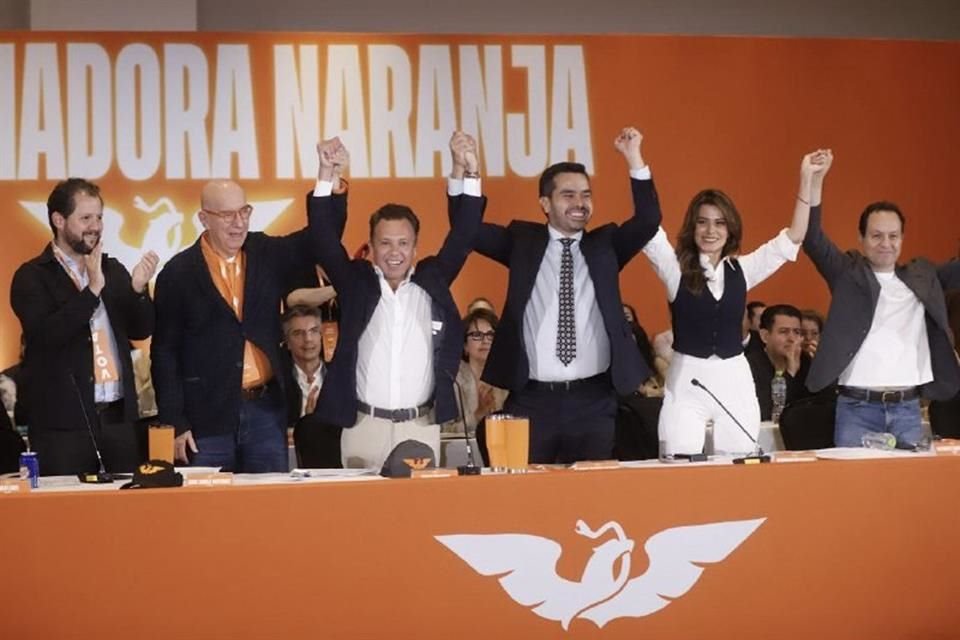 Lemus publicó en sus perfiles de redes sociales una foto con la cúpula naranja.