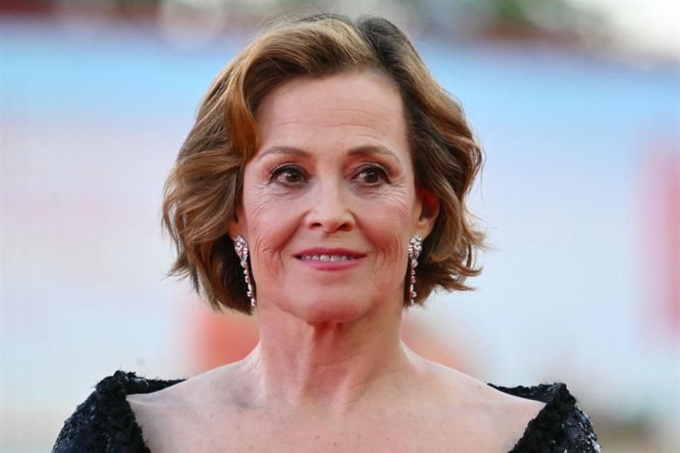 Sigourney Weaver camina por la alfombra roja