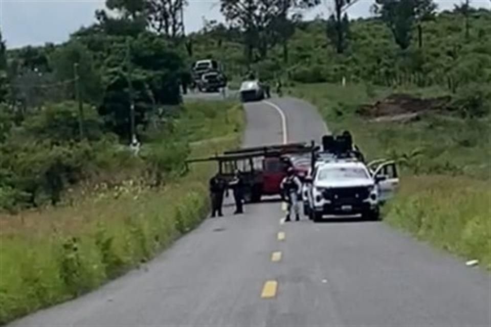 Elementos de Sedena y sujetos armados se enfrentaron en Yahualica de González esta mañana; habría un civil muerto y 2 vehículos asegurados.
