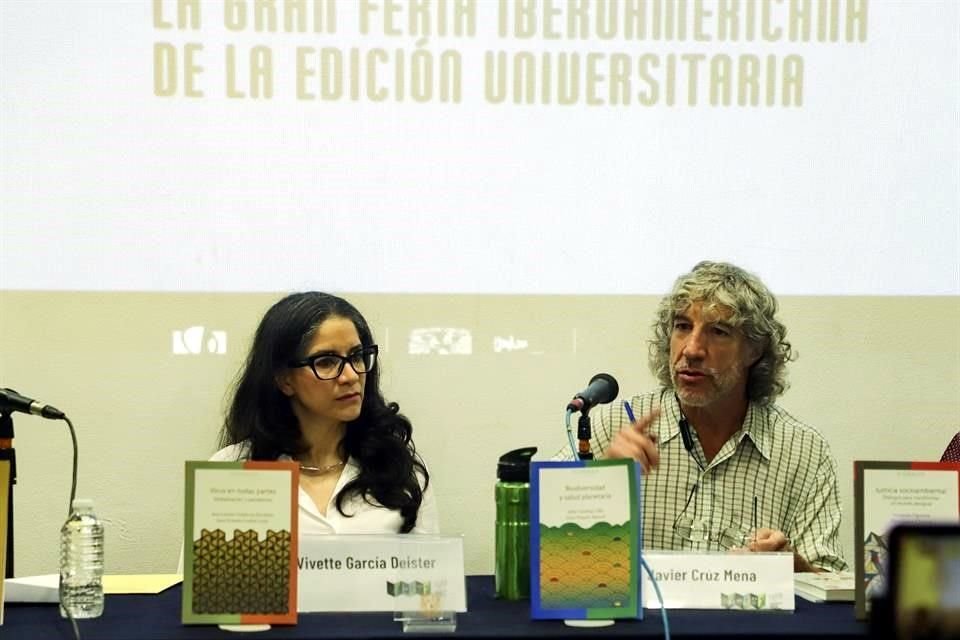 En la presentación participaron también la académica Vivette García y el físico y profesor Javier Cruz.