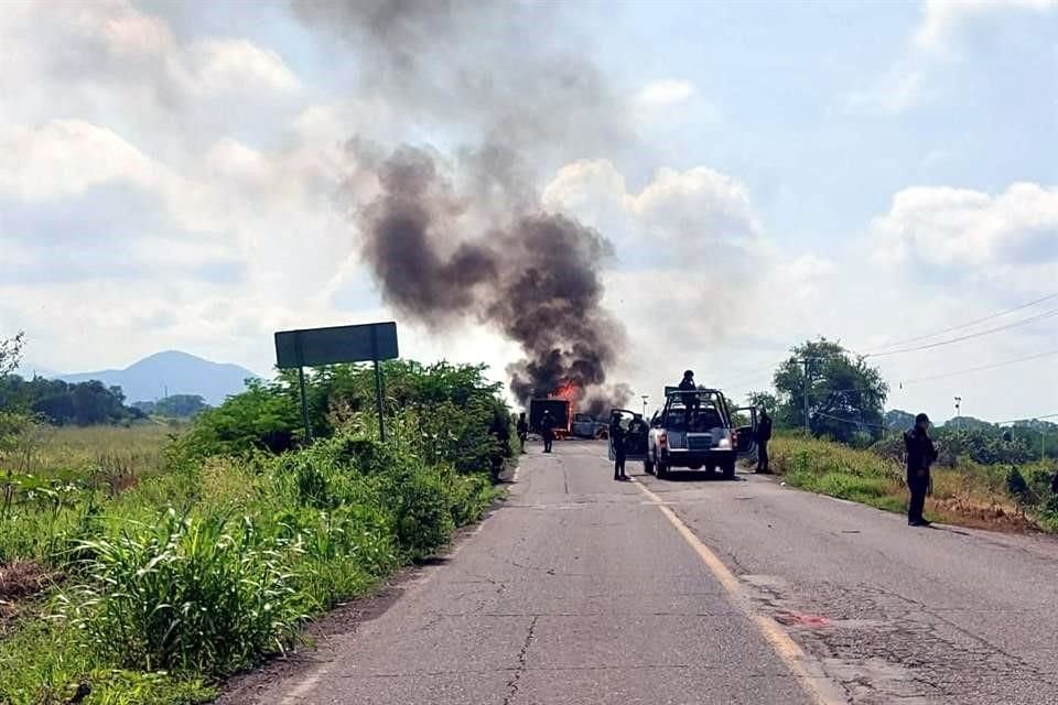 Narcobloqueos y quema de vehículos se reportaron este jueves en la localidad de Cenobio Moreno, perteneciente a Apatzingán.