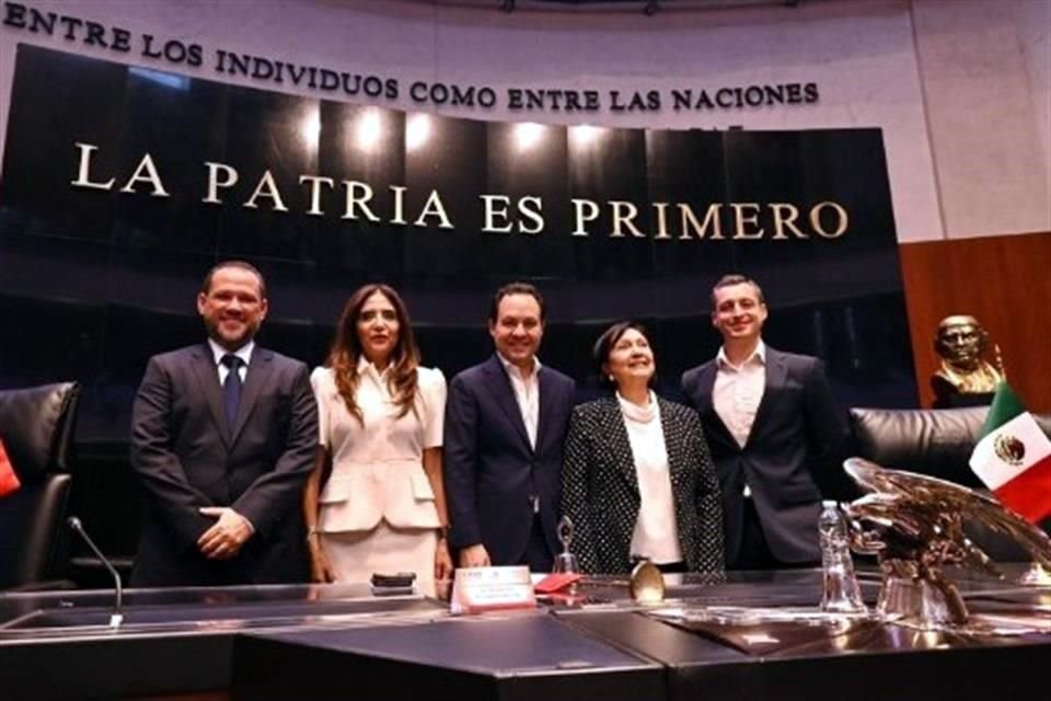 Los nuevos integrantes de la bancada naranja en el Senado de la República.