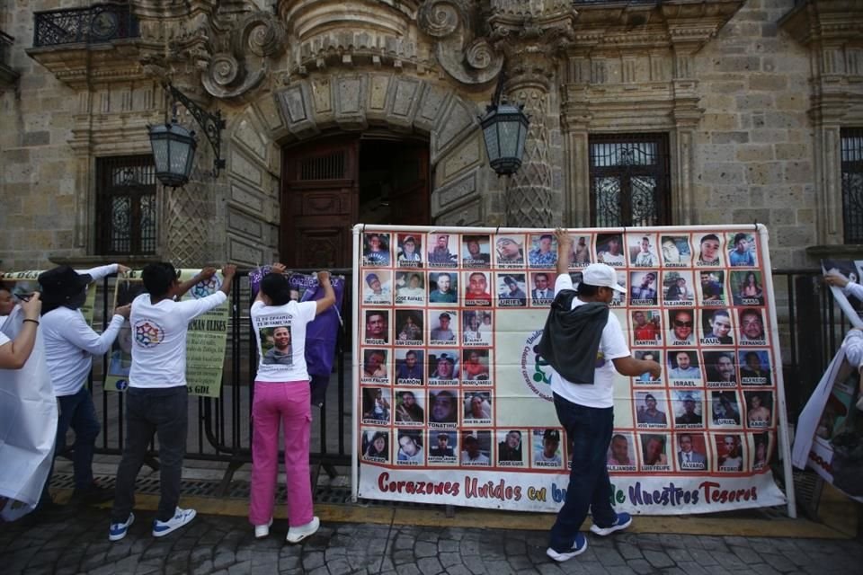A las 11:15, las personas colocaron lonas de clausura en las vallas que protegen al Palacio durante las protestas.