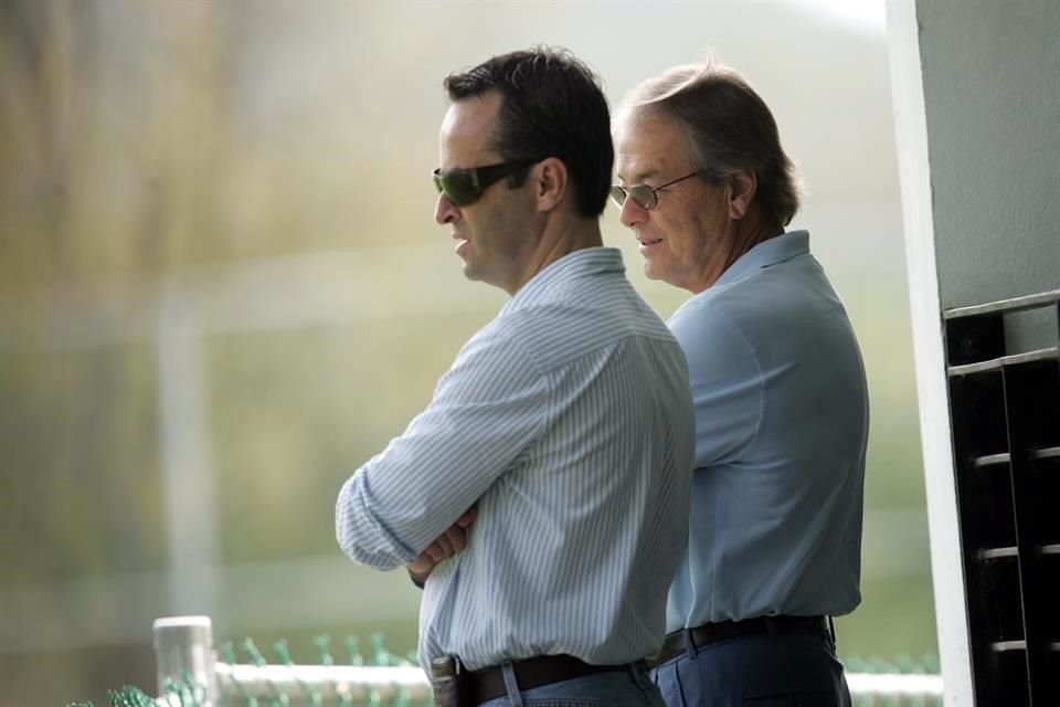 El ex directivo de Rayados, Guillermo de Hoyos (der.), impulsó la instauración de los torneos cortos en México y destaca que ayudaron a que el Monterrey y Tigres crecieran con títulos.
