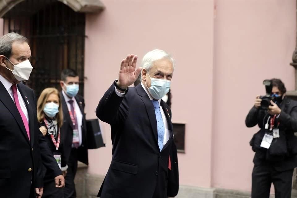 El Presidente de Chile, Sebastián Piñera, asistió a la ceremonia tras reunirse en privado con Castillo.