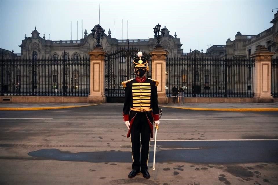 Un guardia de honor cerca del Palacio Presidencial, en Lima, Perú.