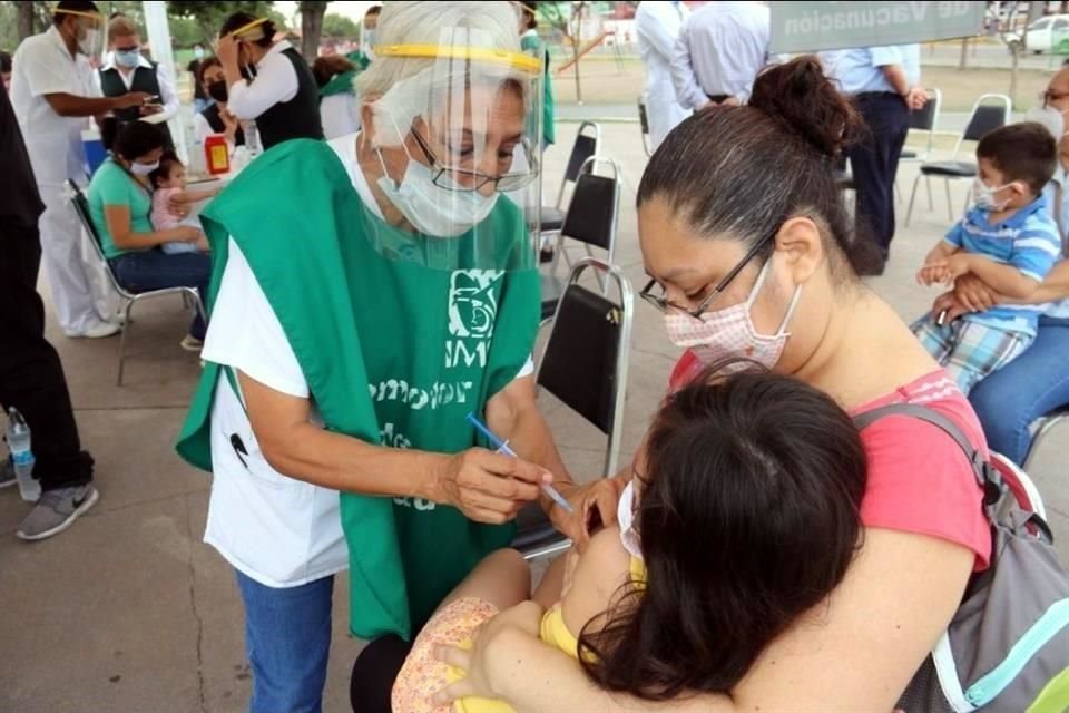 Luego que menores lograron vacunarse contra Covid, habitantes de NL ahora buscan a asesores de AN para que les ayuden a promover un amparo.